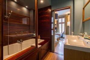 Deluxe Room, 1 Queen Bed, Non Smoking, City View | Bathroom | Shower, hair dryer, towels, soap - The Corner House (Bruges)