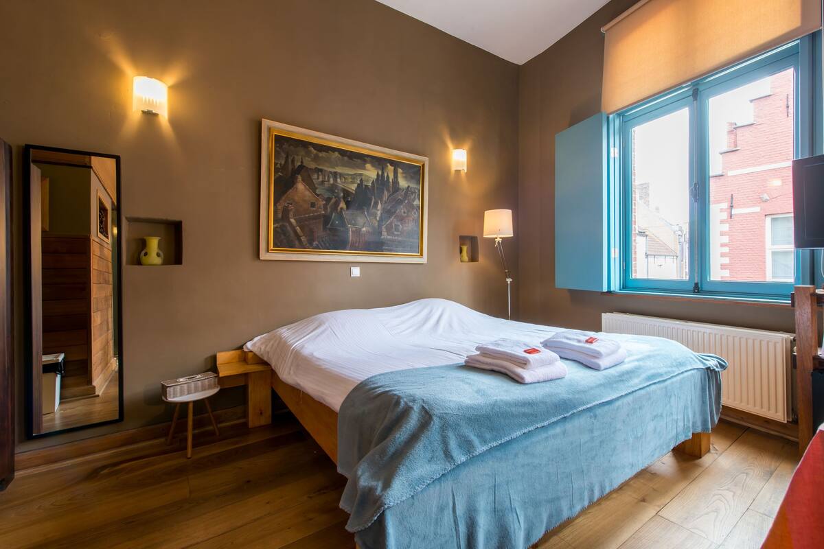 Chambre Deluxe, 1 grand lit, non-fumeurs, vue ville | Espace de travail pour ordinateur portable, fer et planche à repasser