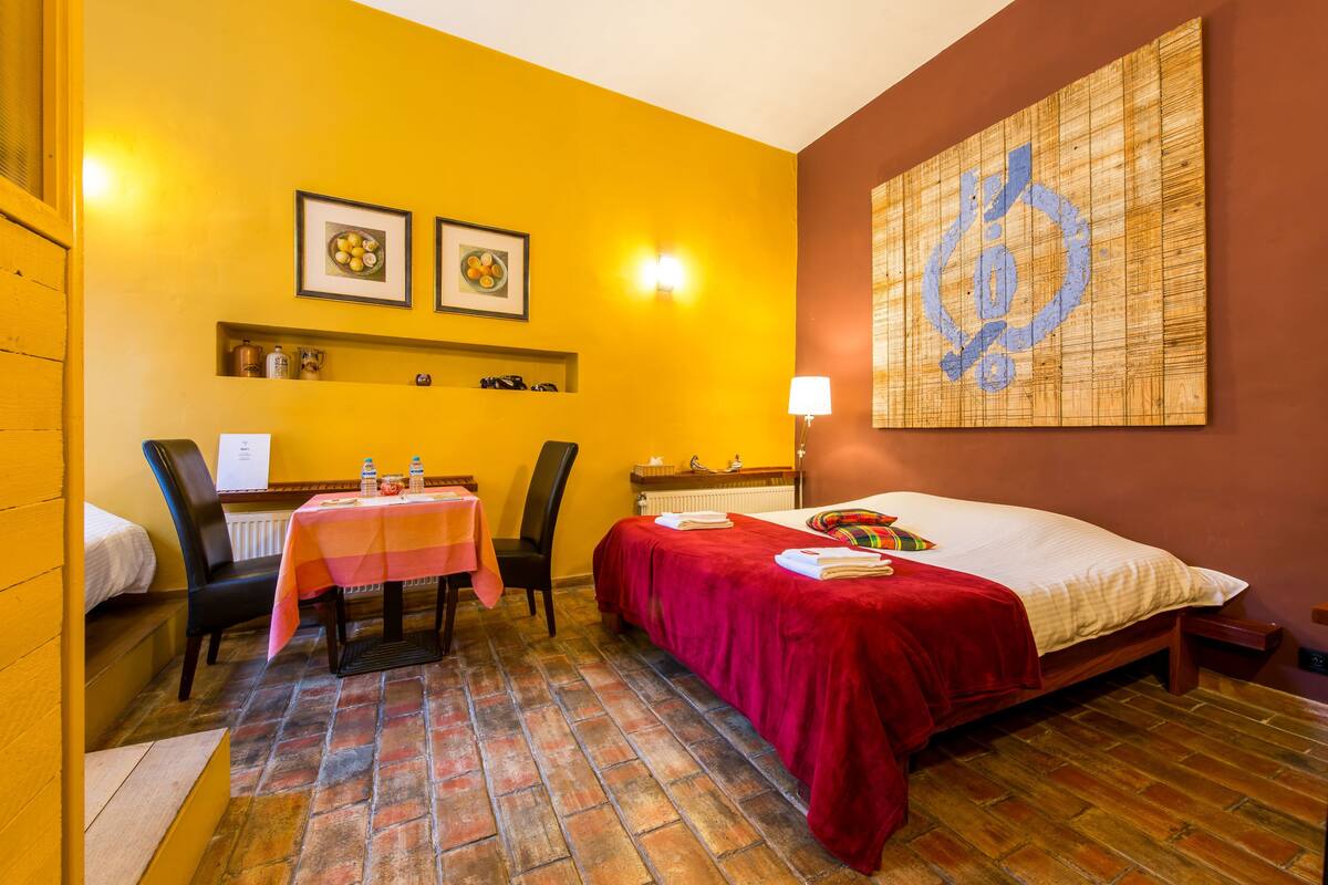Chambre Deluxe, 1 grand lit, non-fumeurs, vue ville | Espace de travail pour ordinateur portable, fer et planche à repasser