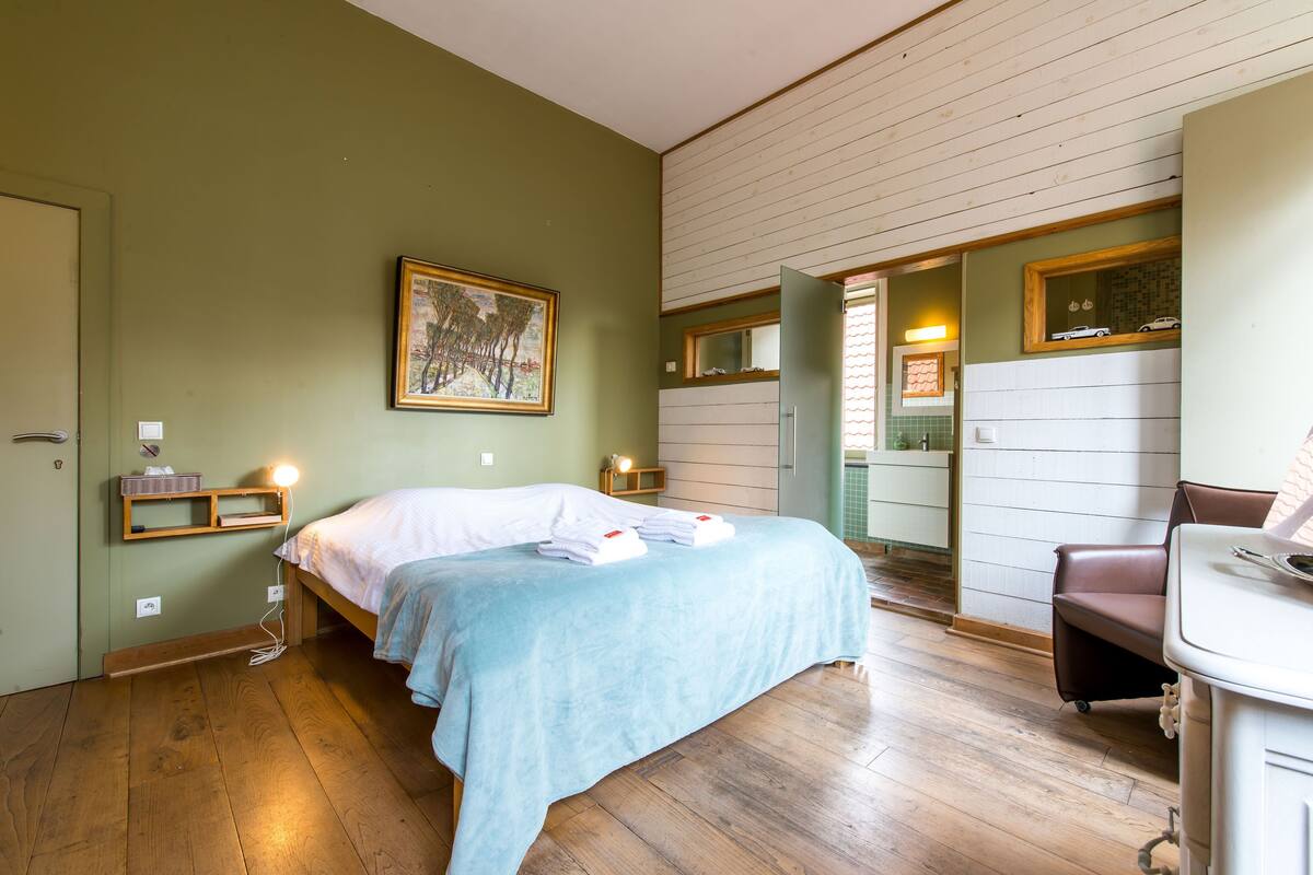 Chambre Deluxe, 1 grand lit, vue ville | Espace de travail pour ordinateur portable, fer et planche à repasser