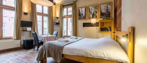 Deluxe-Zimmer, 1 Queen-Bett, Nichtraucher, Stadtblick | Laptopgeeigneter Arbeitsplatz, Bügeleisen/Bügelbrett, kostenloses WLAN