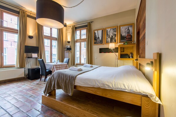 Deluxe kamer, 1 queensize bed, niet-roken, uitzicht op de stad | Een laptopwerkplek, een strijkplank/strijkijzer, gratis wifi, beddengoed