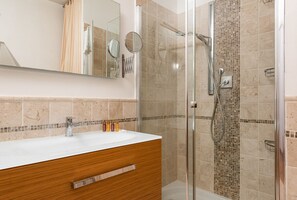 Ducha, secador de pelo, bidet, toallas
