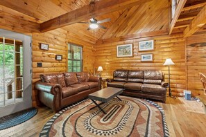 TV - The Road`s End- Pet Friendly, Hot Tub, Firepit, Covered Deck (Pine Ridge)