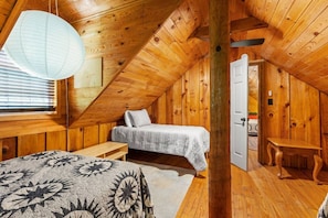 3 bedrooms, desk, WiFi, bed sheets - The Road`s End- Pet Friendly, Hot Tub, Firepit, Covered Deck (Pine Ridge)