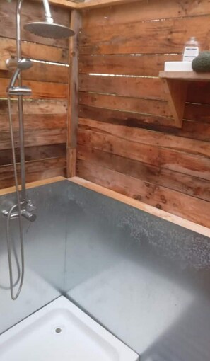 Douche, serviettes fournies