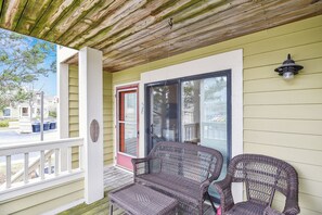 Terrace/patio - XPLORIE ACTIVITIES AND LINENS INCLUDED! 1BR Condo-Heron Harbour Complex-120th Street-Great Outdoor Pools! (Ocean City)