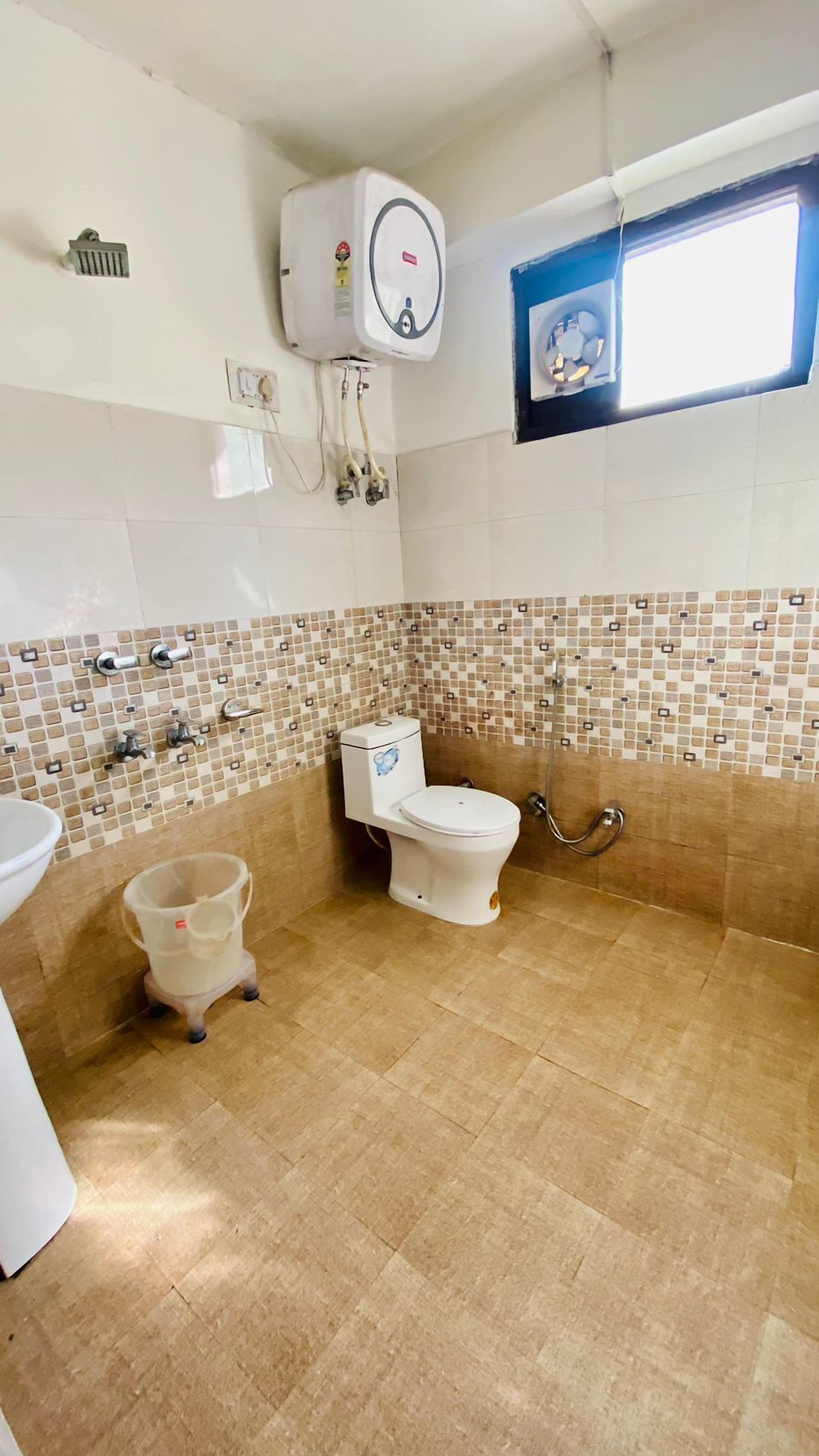 Superior Room | Bathroom | Shower, rainfall showerhead