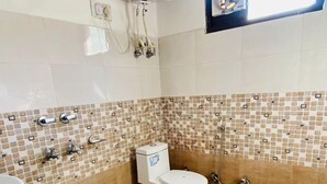 Un baño con inodoro, lavamanos y ventana.