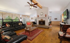 Fernseher, Kamin, Videospiele, DVD-Player