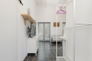 Hus, 1 soverom, terrasse, ved stranden | Oppholdsområde | Peis