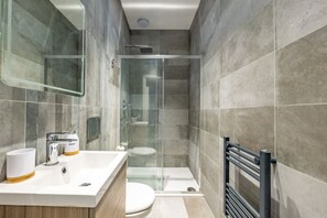Douche, sèche-cheveux, serviettes fournies, savon