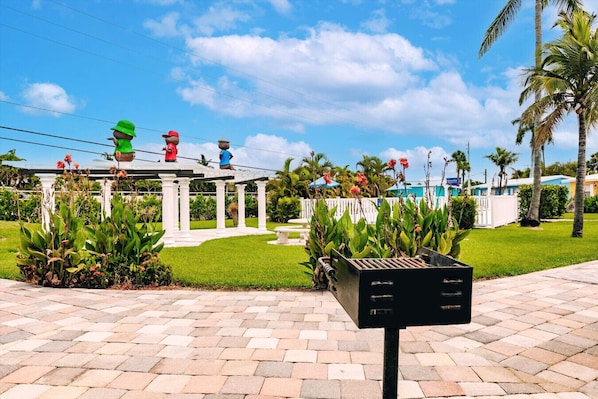 Property grounds - Private 1/1 Poolside Cottage! BBQ Grills, Near Beach & More! (Fort Myers)