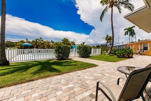 Terrace/patio - Private 1/1 Poolside Cottage! BBQ Grills, Near Beach & More! (Fort Myers)