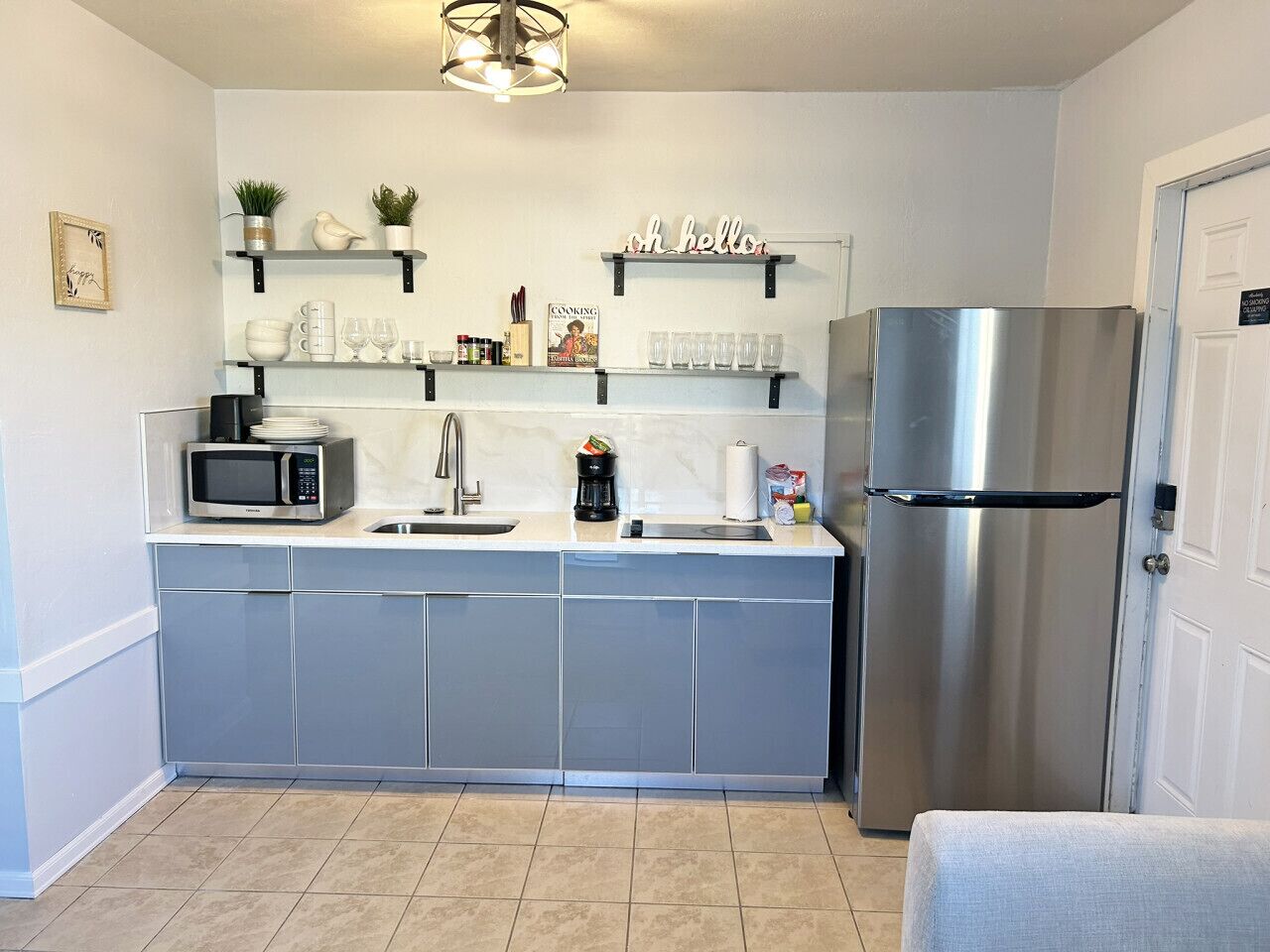 Køleskab, mikrobølgeovn, kogeplade, kaffe-/temaskine