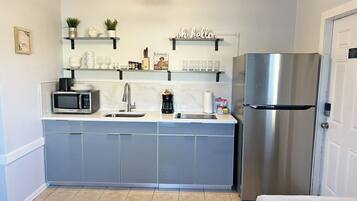 Refrigerador, microondas, parrilla de estufa y cafetera y tetera