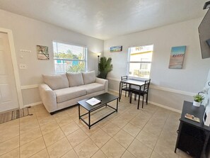 Smart TV - Private 1/1 Poolside Cottage! BBQ Grills, Near Beach & More! (Fort Myers)