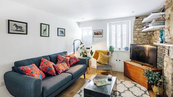 Smart-TV, peis, bøker og stereoanlegg