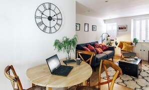 TV connectée, cheminée, livres, chaßne hi-fi