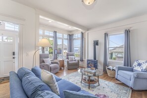 Smart TV, fireplace - 3887 Just Coast'n - Just a Few Steps to the Bay (Pacific Grove)