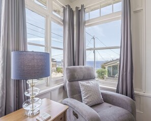 Smart TV, fireplace - 3887 Just Coast'n - Just a Few Steps to the Bay (Pacific Grove)