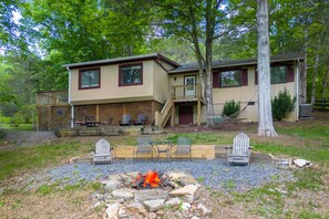 Outdoor dining - Riverside Cottage with 2 Kayaks & Canoe (Lexington)