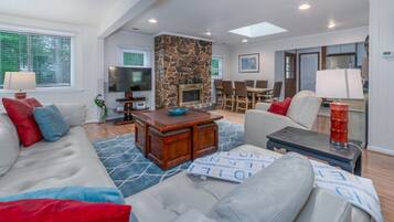 Télévision, cheminée, chaßne hi-fi