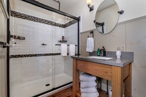 Shower, hair dryer, towels - Willow Haven Secluded Creekside Cabin (Lexington)