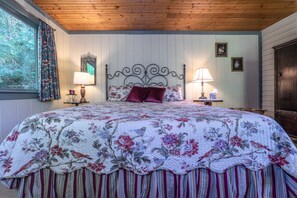 5 bedrooms, desk, iron/ironing board, free WiFi