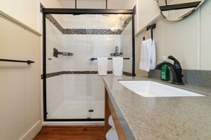 Ducha, secador de pelo y toallas