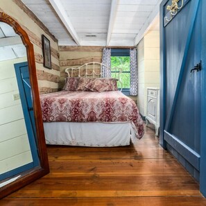 5 bedrooms, desk, iron/ironing board, free WiFi