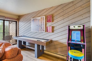 Games room - Your Summer Adventure Basecamp - 6 decks for chilling - Hot Tubs onsite (Steamboat Springs)