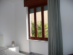 Egyptian cotton sheets, premium bedding, memory-foam beds, in-room safe - GARDEN HOUSE ERCOLANO (Ercolano)