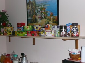 A shelf with various tea and coffee products, including Lipton, Twinings, and Pompador. - GARDEN HOUSE ERCOLANO (Ercolano)