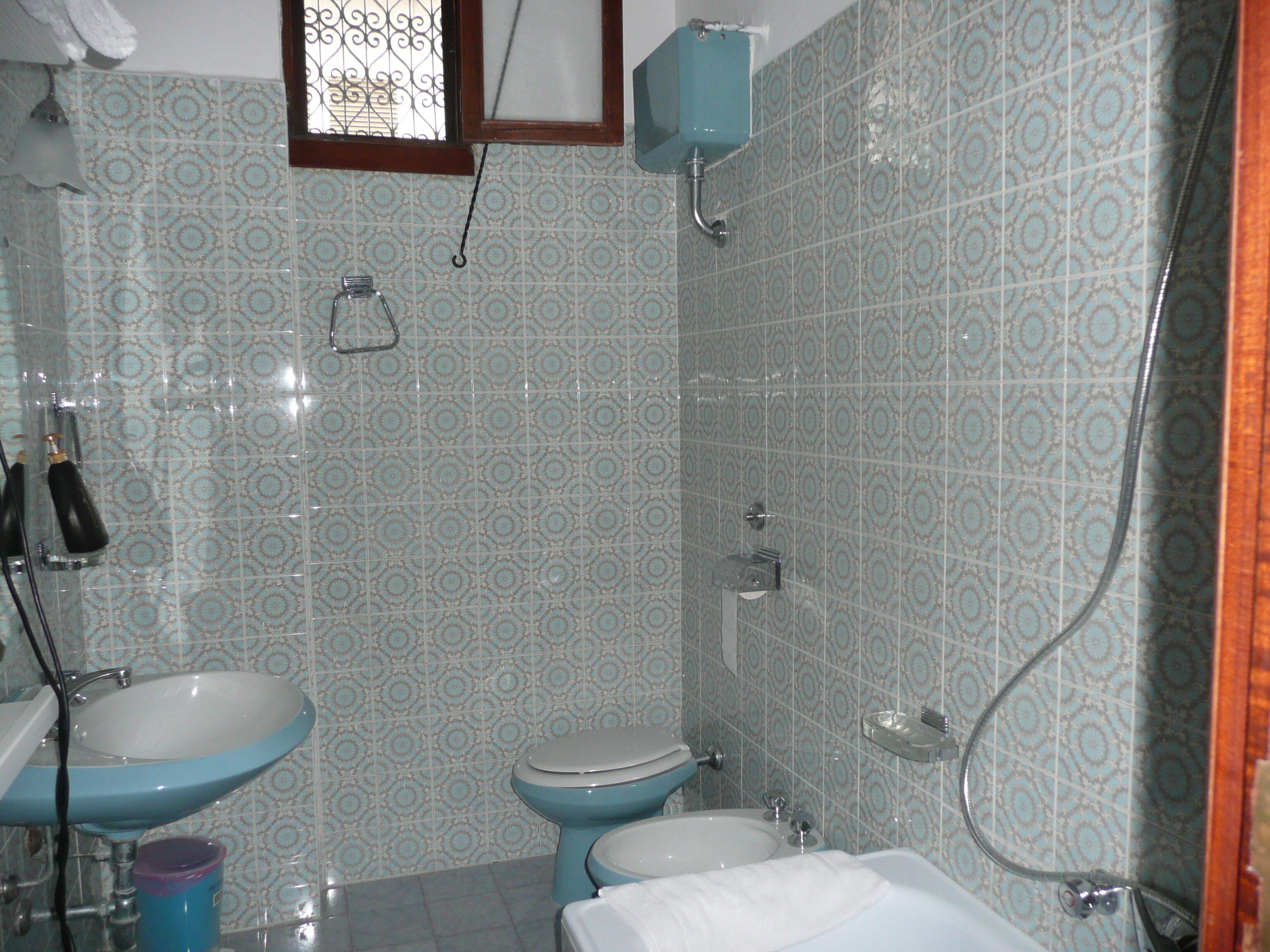 Un bagno con due lavandini, un water e una vasca.