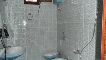 Un bagno con due lavandini, un water e una vasca.