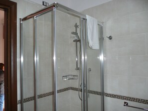 Chambre quadruple Deluxe | Salle de bain | Séchoir à cheveux, bidet, serviettes fournies