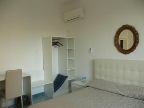 Egyptian cotton sheets, premium bedding, memory foam beds, in-room safe - GARDEN HOUSE ERCOLANO (Ercolano)