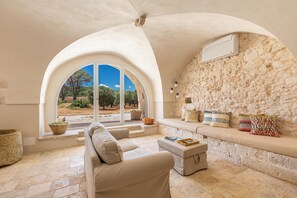 Room | Living area | 1-inch flat-screen TV with satellite channels - 3070 Masseria Macchia- Suite Matrimoniale 3 by Barbarhouse (Ceglie Messapica)