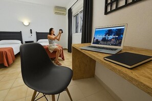 Economy Room | Free WiFi, bed sheets - Hotel San Vicente (Conil de la Frontera)