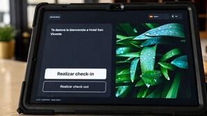Une tablette affichant l’interface d’enregistrement pour l’hôtel San Vicente.