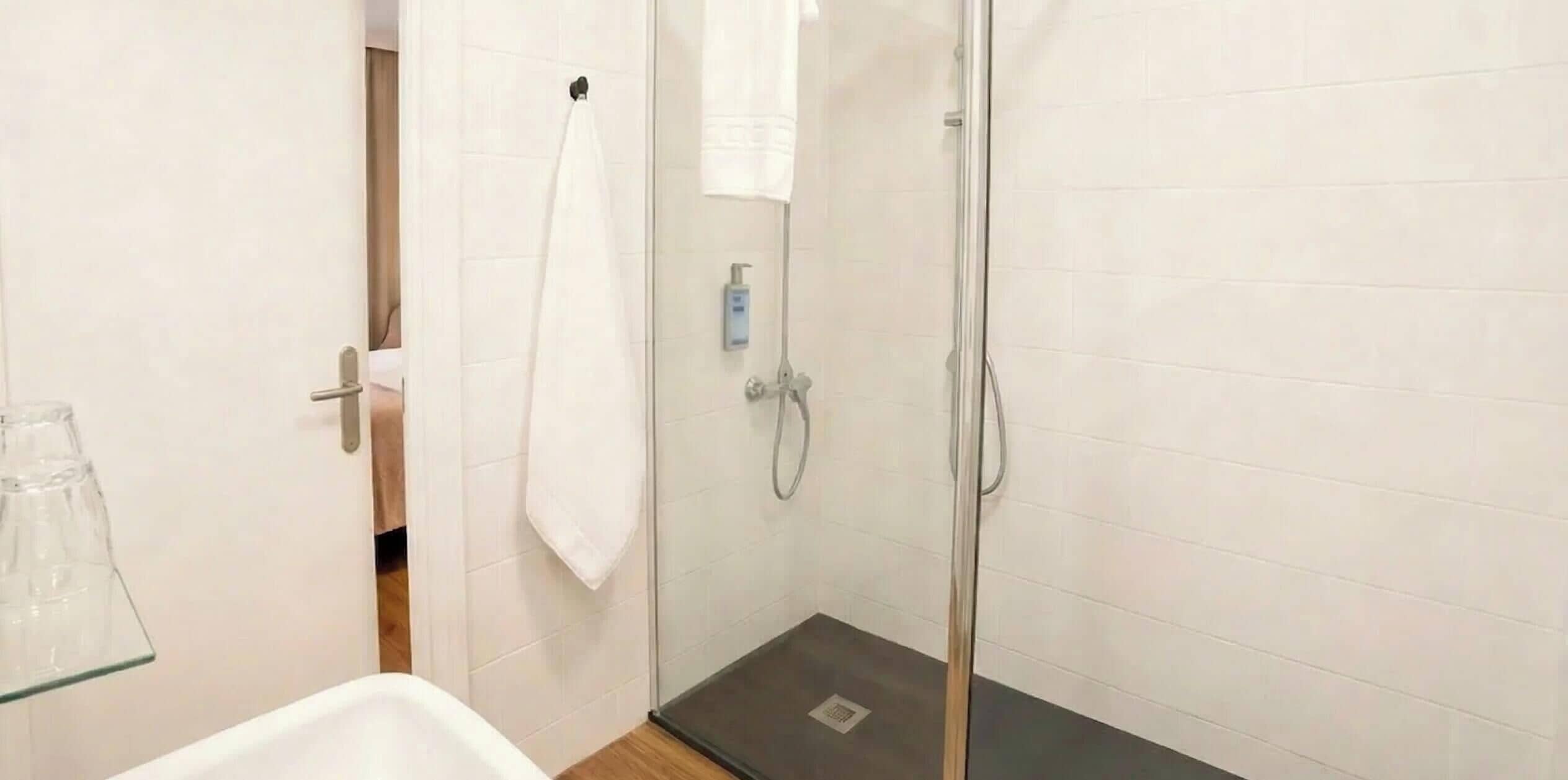 Habitació amb dos llits individuals bàsica | Bany