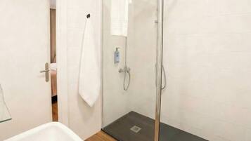 Habitació amb dos llits individuals bàsica | Bany