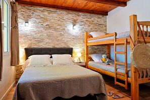 2 habitaciones, tabla de planchar con plancha y ropa de cama