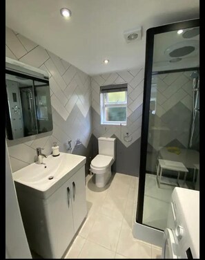 Studio | Bathroom | Shower, hair dryer, towels - Inviting 1-bed Studio in Manchester & Feel at Home (Manchester)
