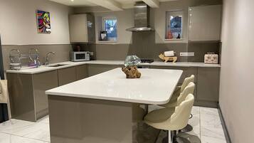 Coffee/tea maker, fridge, microwave, oven