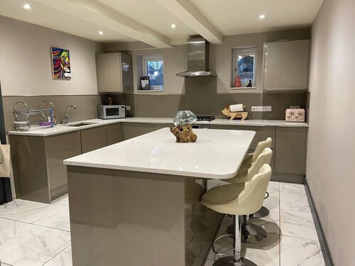 Beach/Town Apartment - The Boho  a 4 minute walk to the beach & town. Sleeps 5