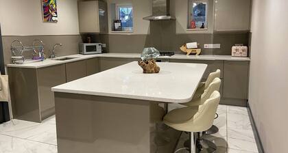 Beach/Town Apartment - The Boho a 4 minute walk to the beach & town. Sleeps 5