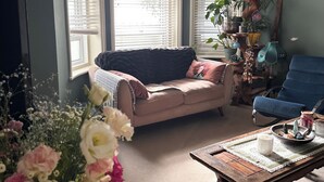 Smart TV - Beach/Town Apartment - The Boho  a 4 minute walk to the beach & town. Sleeps 5 (Bournemouth)