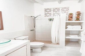 Towels, soap, shampoo, toilet paper - Panoramic Views - 4Bedroom Villa (Bonne Terre)